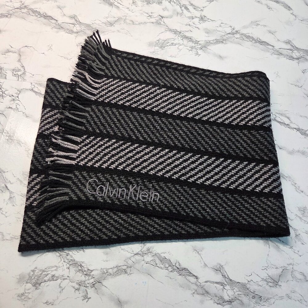 Calvin Klein Gray Black Chevron Striped Tasseled Knit Scarf